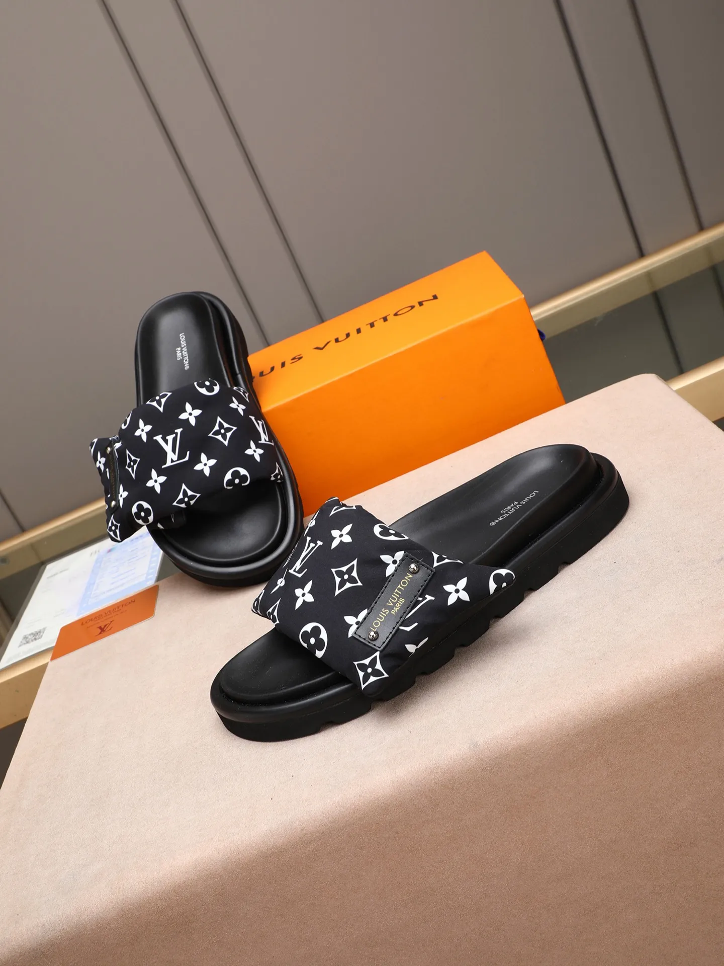 PP360 [LOUIS VUITTON] Louis Vuitton, LV printing, men's and women's slippers are on the market. The drawer box packaging comes with a cloth bag and a card. The upper pattern looks very soft and waxy, and it is a super versatile leg slimming tool. Fabric: imported denim/canvas/old fabric, LV hardware LOGO, official website pattern printing, comfortable to wear, feet: high-elastic PU water table. Sole: foam sole, heel height: about 5cm. Code number: 35-46, 35, 45, 46 are custom-made and non-returnable. Color: multiple colors and styles available.